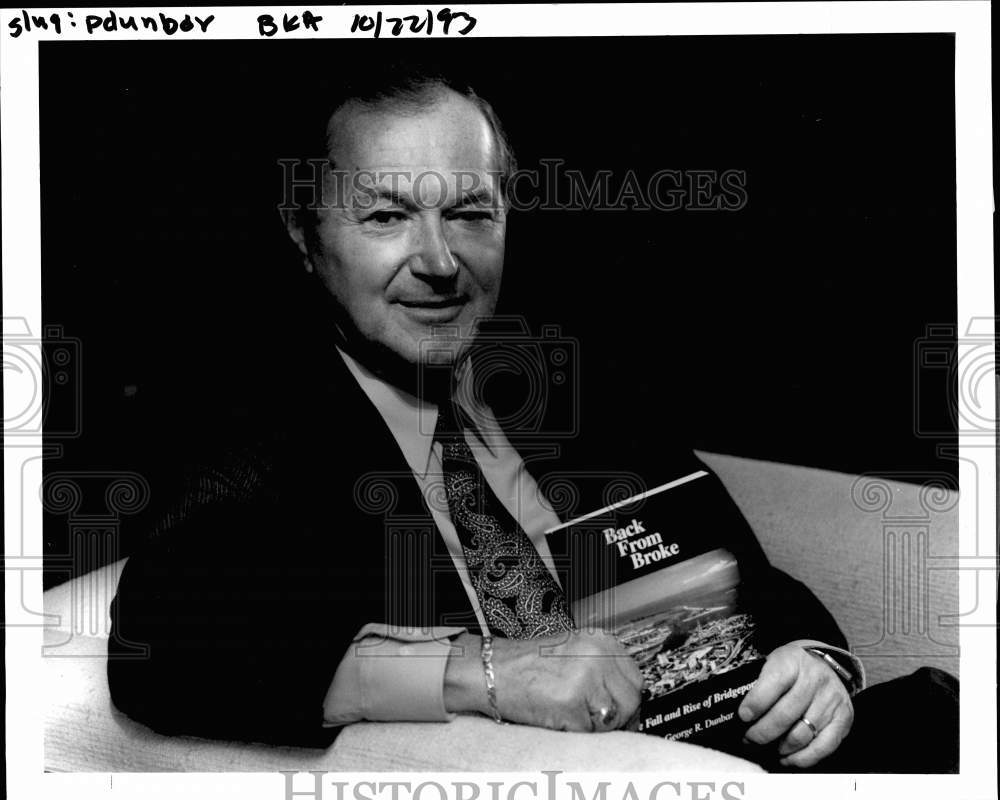 1993 Press Photo George Dunbar holds &quot;Back From Broke&quot; book - ctca04088- Historic Images