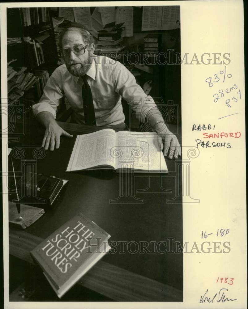 1983 Press Photo Rabbi Sanford Parsons reads Torah - ctca07248 - Historic Images
