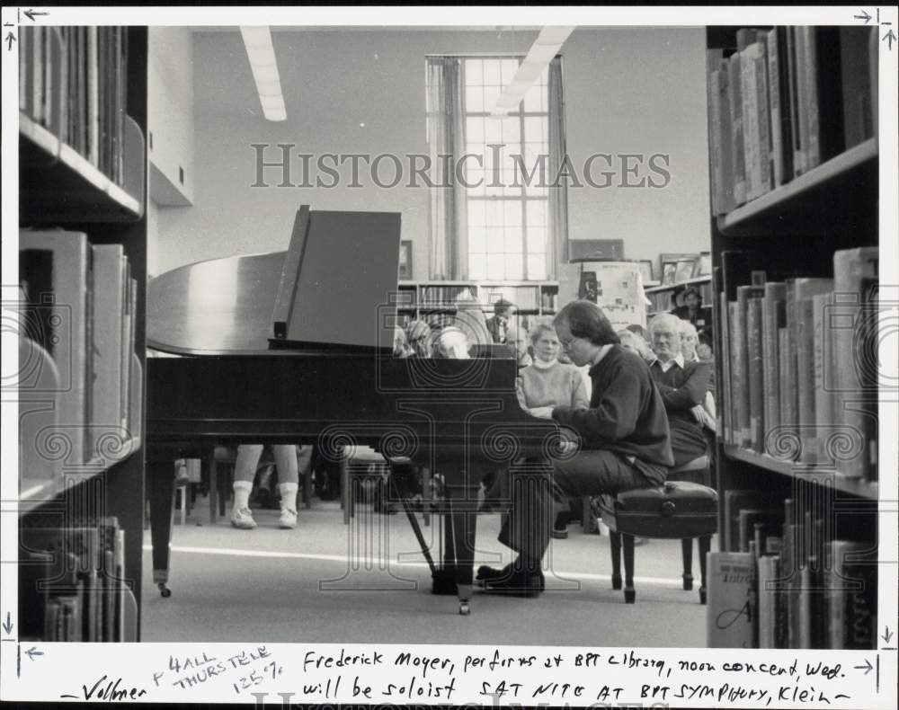 Press Photo Pianist Frederick Moyer performs at Bridgeport Library - ctca09670- Historic Images