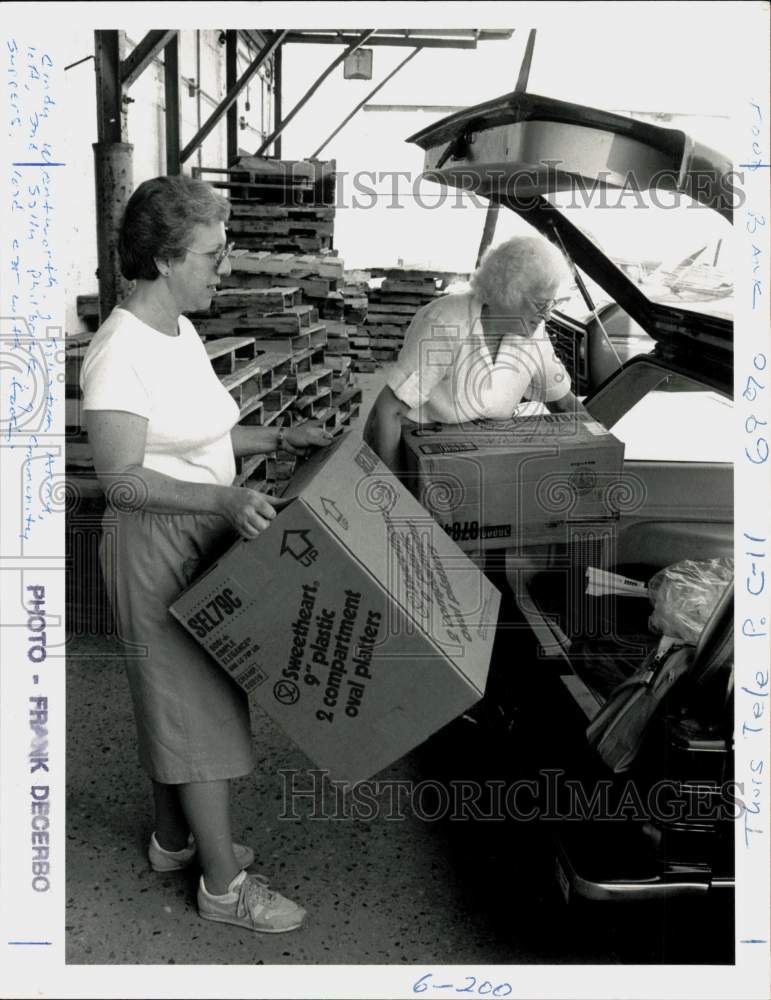 Press Photo Cindy Wentworth & Sally Philbank load car with food supplies - Historic Images