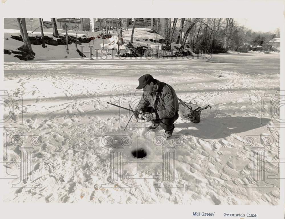 1987 Press Photo Steven Horwath of Byram goes ice fishing on the Mianus River - Historic Images