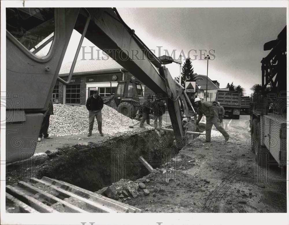 1989 Press Photo Workers dredge trench for clean-up of gas leak at Cos Cob Gulf- Historic Images