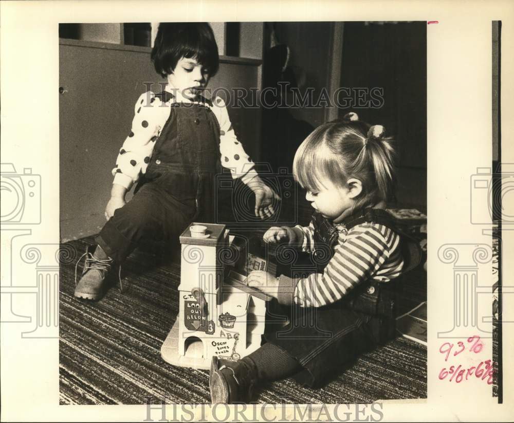 Press Photo Mary Wachur and Kristin Blechta play with toy - ctga02146- Historic Images