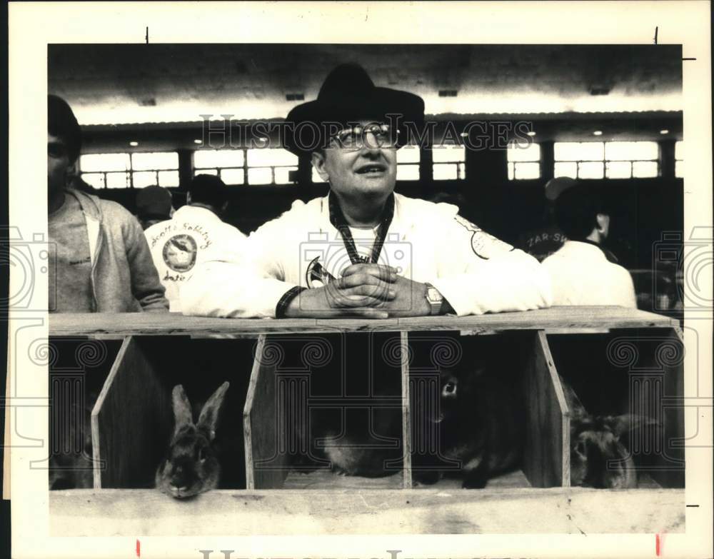 Press Photo Tom Tedesehi waits for his rabbits to be judged at show in Greenwich - Historic Images