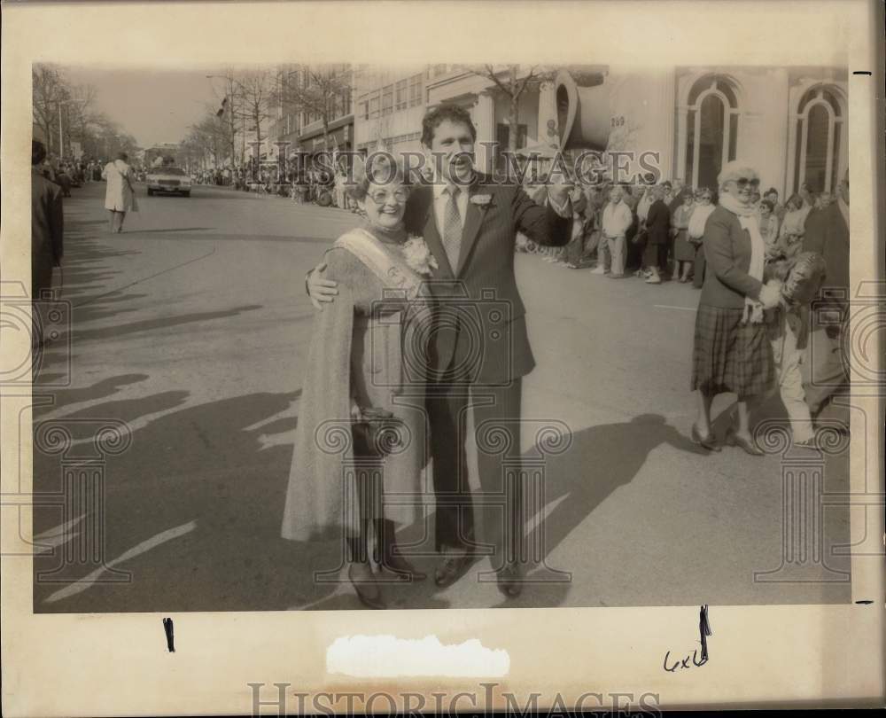 1985 Press Photo Grand Marshal Jean Farrell & 1st Selectman on St. Patrick's Day- Historic Images