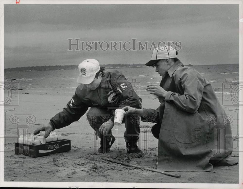 1991 Press Photo Mike Jedlicka and Keith Hirschy collect sand at Greenwich Point- Historic Images
