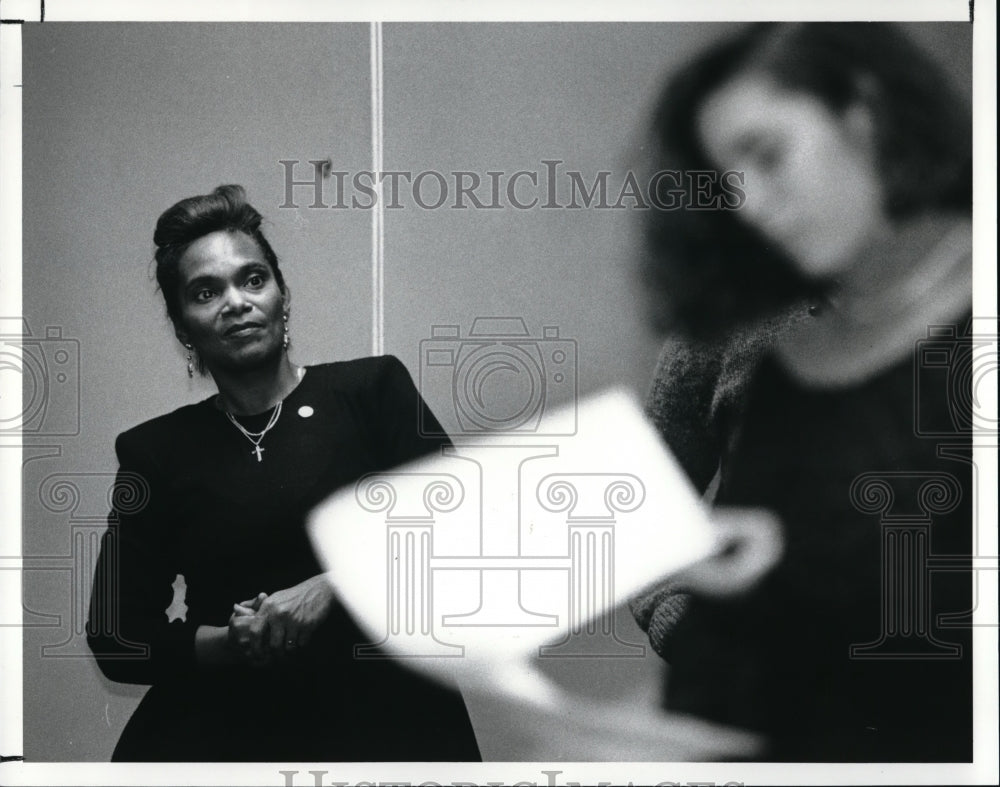 1990 Press Photo Actress Conni Blair watches Kenston HS student Alicia Berry reading play lines - Historic Images