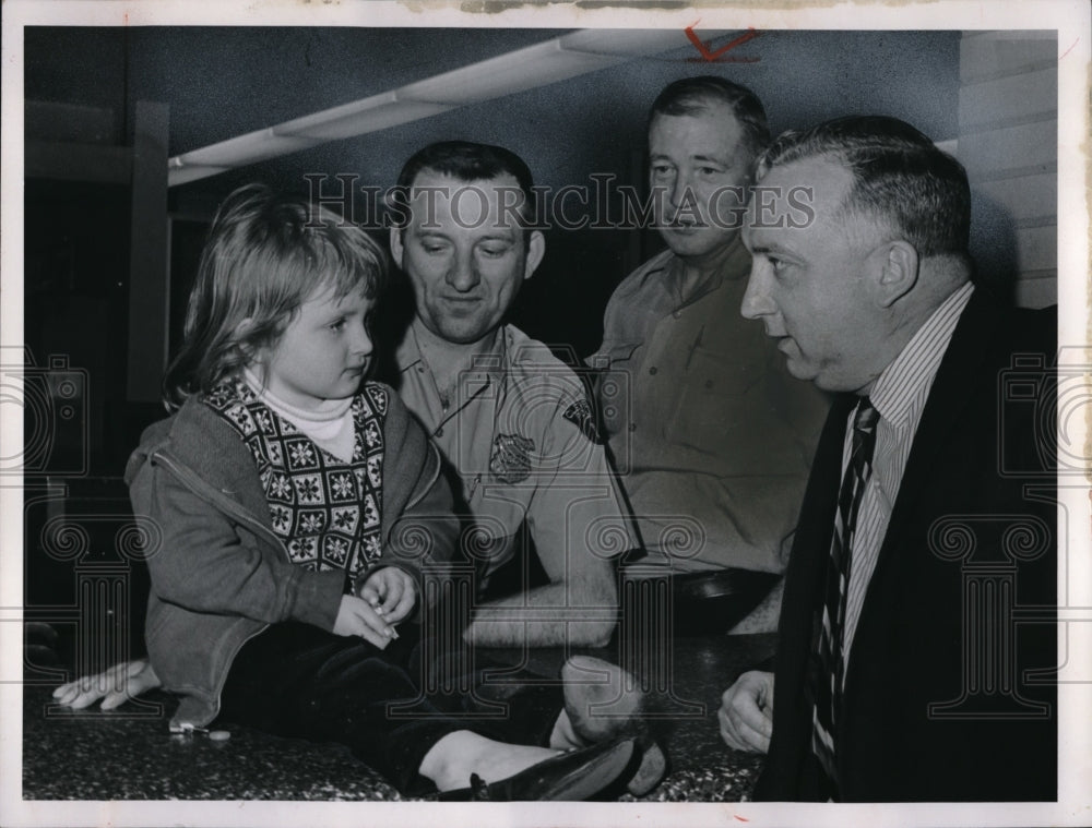 1965 Press Photo Cynthia Bowley with Second District police, George Alberts, Charles McGraw and John - Historic Images