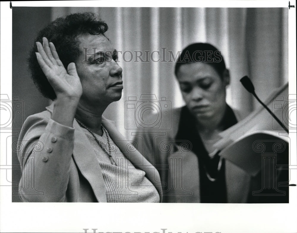 1988 Press Photo Wille Bloodworth Raises her head to be sworn into Cayshhoga county Board of Electio - Historic Images