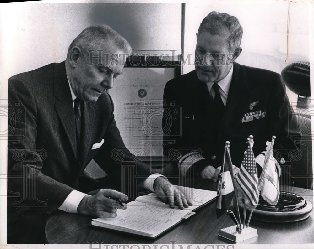 1971 Press Photo Editor Stephen Blossom With Rear Adm. William A. Jenkins - Historic Images