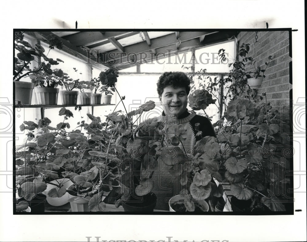 1988 Press Photo Curt Boehringer Surrounded by Geraniums - Historic Images