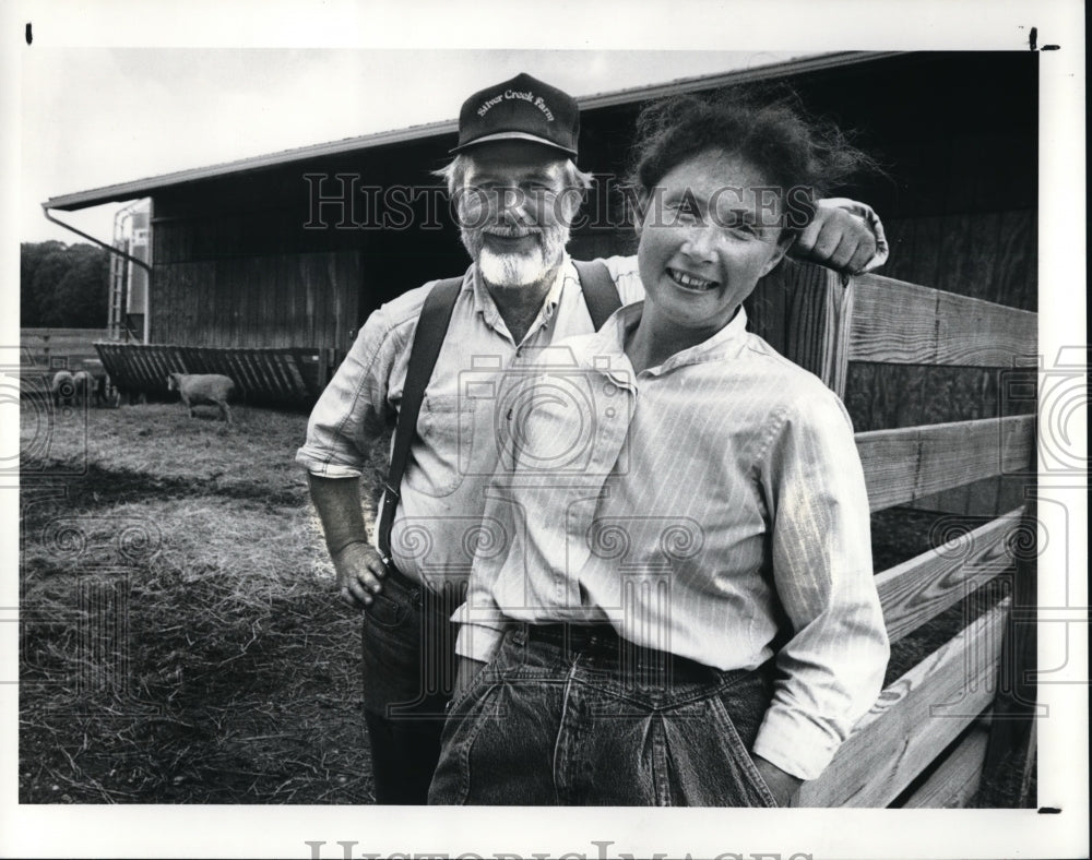 1989 Press Photo Ted and Molly Bartlett at there barn - Historic Images