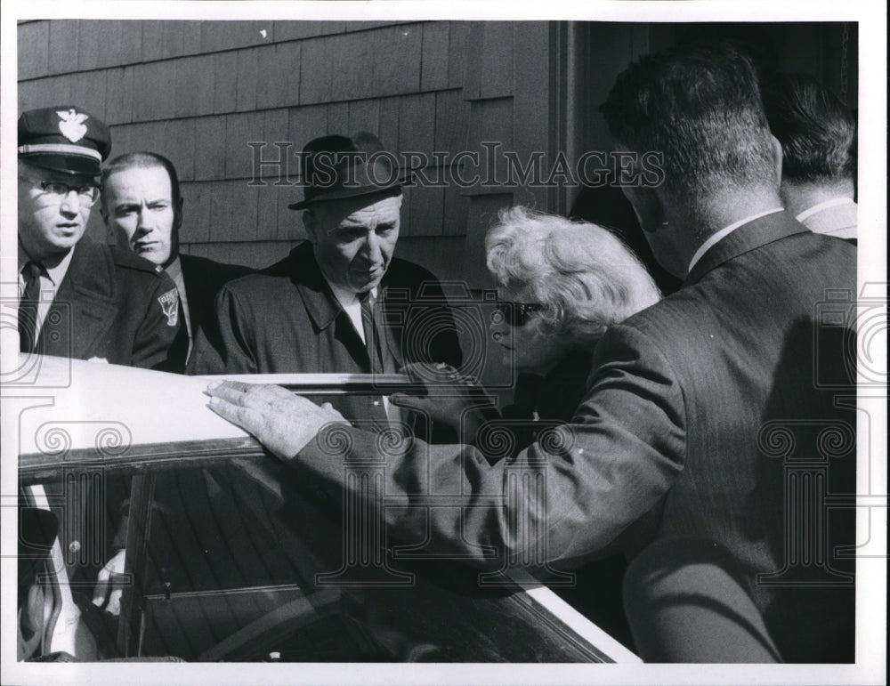 1967 Press Photo Mrs. Martha Smith, Mother of Robert Batch Who Killed Himself - Historic Images