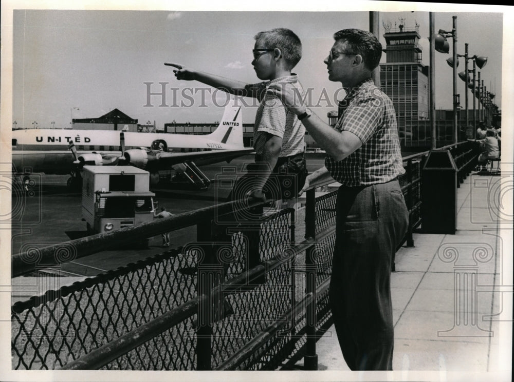 1961 Press Photo Emerson Batdorf and Son at Cleveland Hopkins Airport. - Historic Images