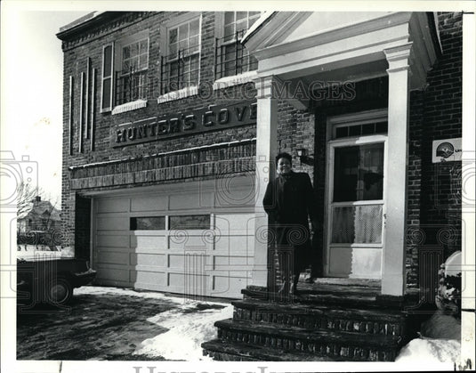 1990 Press Photo Ella Becton at the Hunter Cove Bldg - Historic Images