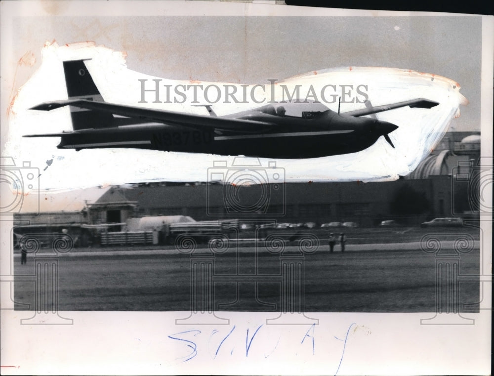 1967 Press Photo Jime Bede testing system for jettisoning wheels - Historic Images