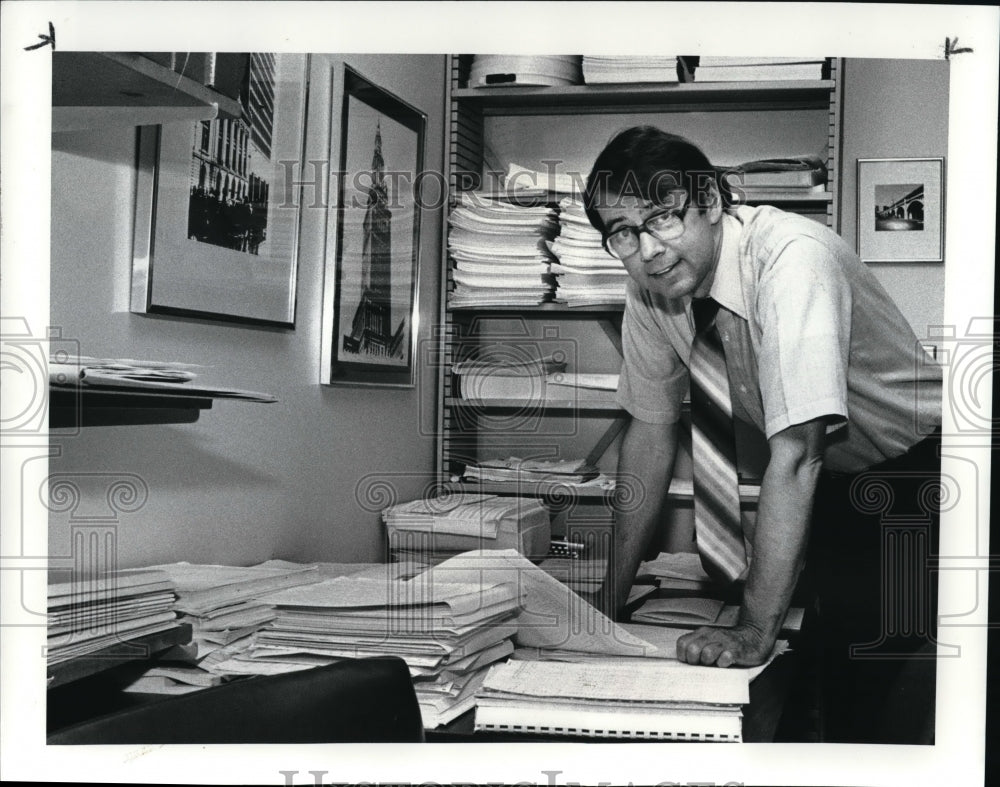 1986 Press Photo Dr. Thomas E. Bier, Manager C.S.U. Housing Research Project - Historic Images