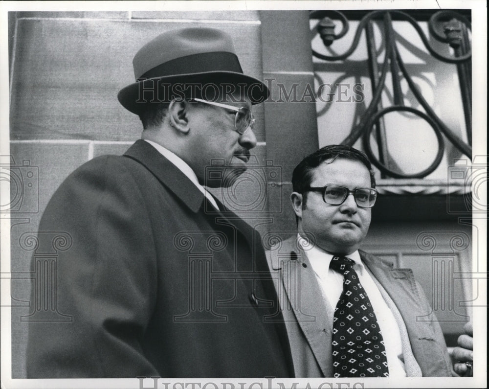 1974 Press Photo Ronald bey, Harry Hanna his Attorney before arraignement - Historic Images