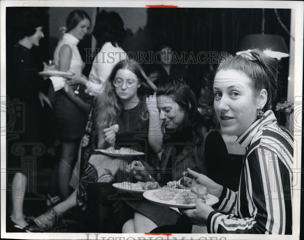 1971 Press Photo Anne Anable, Janet Beighle at Shower for Ginny schott - Historic Images