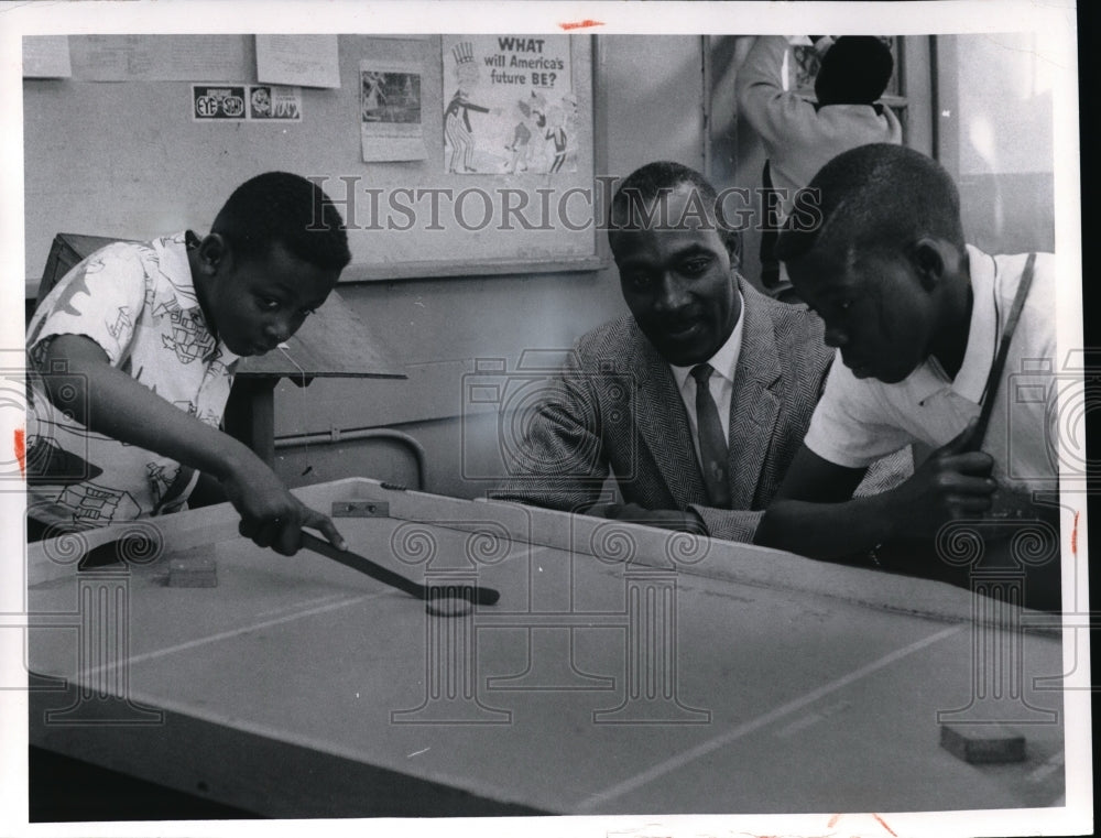 1966 Press Photo Alphone Huggins, KY Benson, Ky Benson Bar Harrell - Historic Images