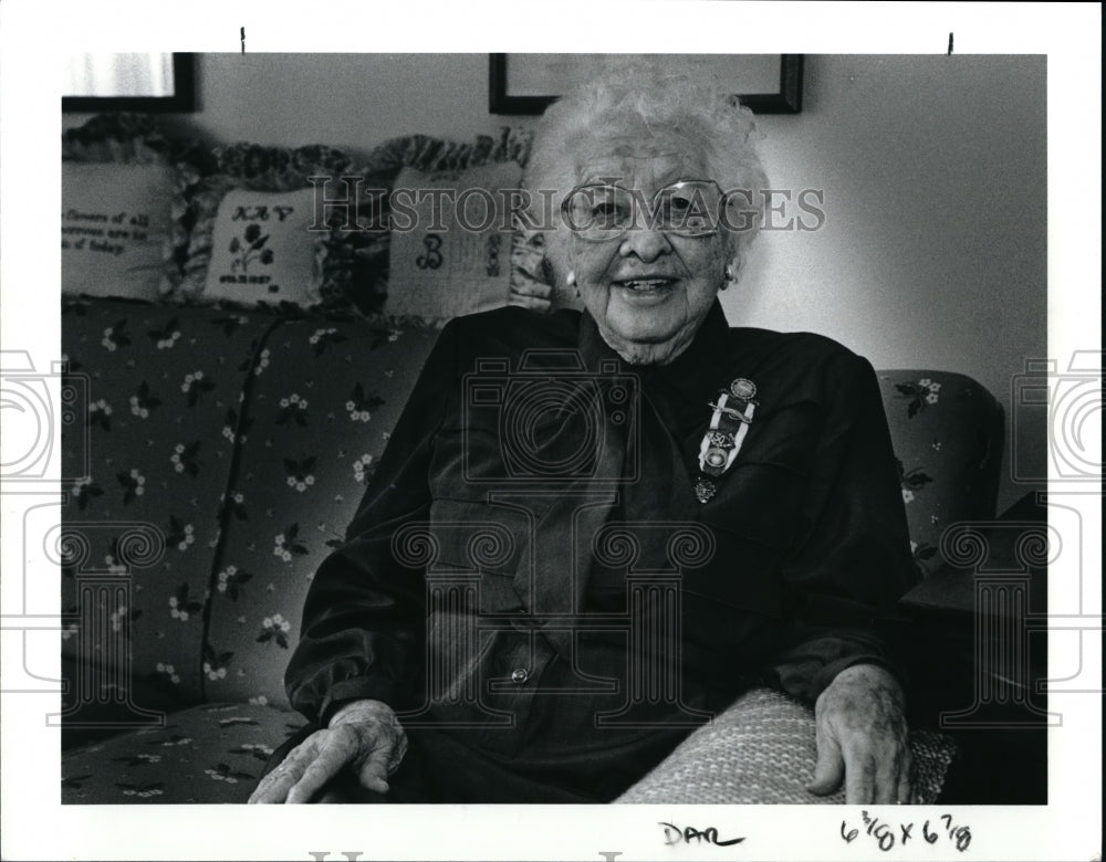 1991 Press Photo Kay Barber 94 years old readies DAR speech - cva01272 - Historic Images