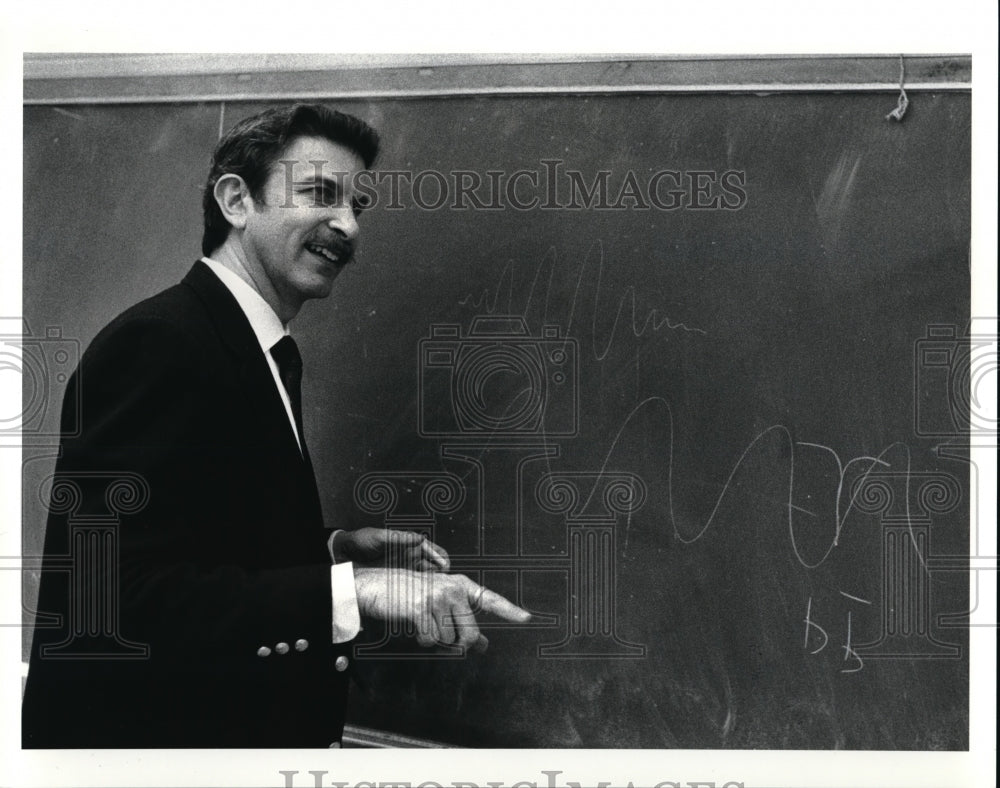 1986 Press Photo Jeffrey Appel Discusses Atomic Physics Heights High Students - Historic Images