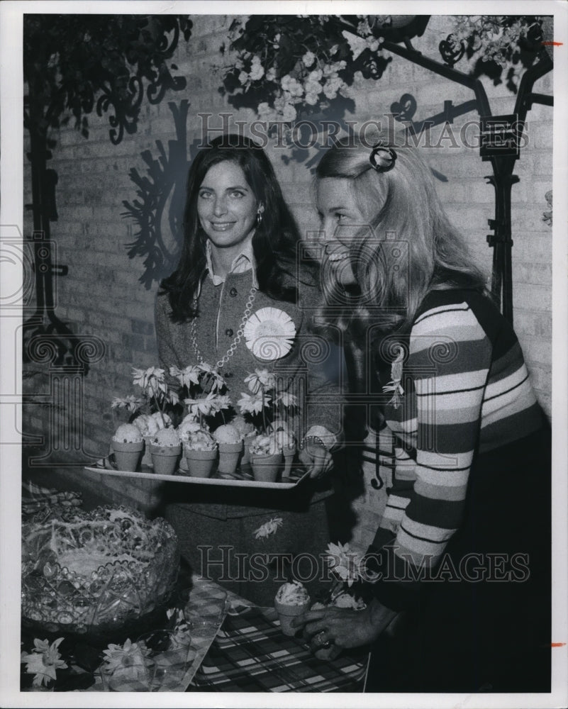 1973 Press Photo Mrs. Raymond Bergman Mrs. John S Phillyis - Historic Images