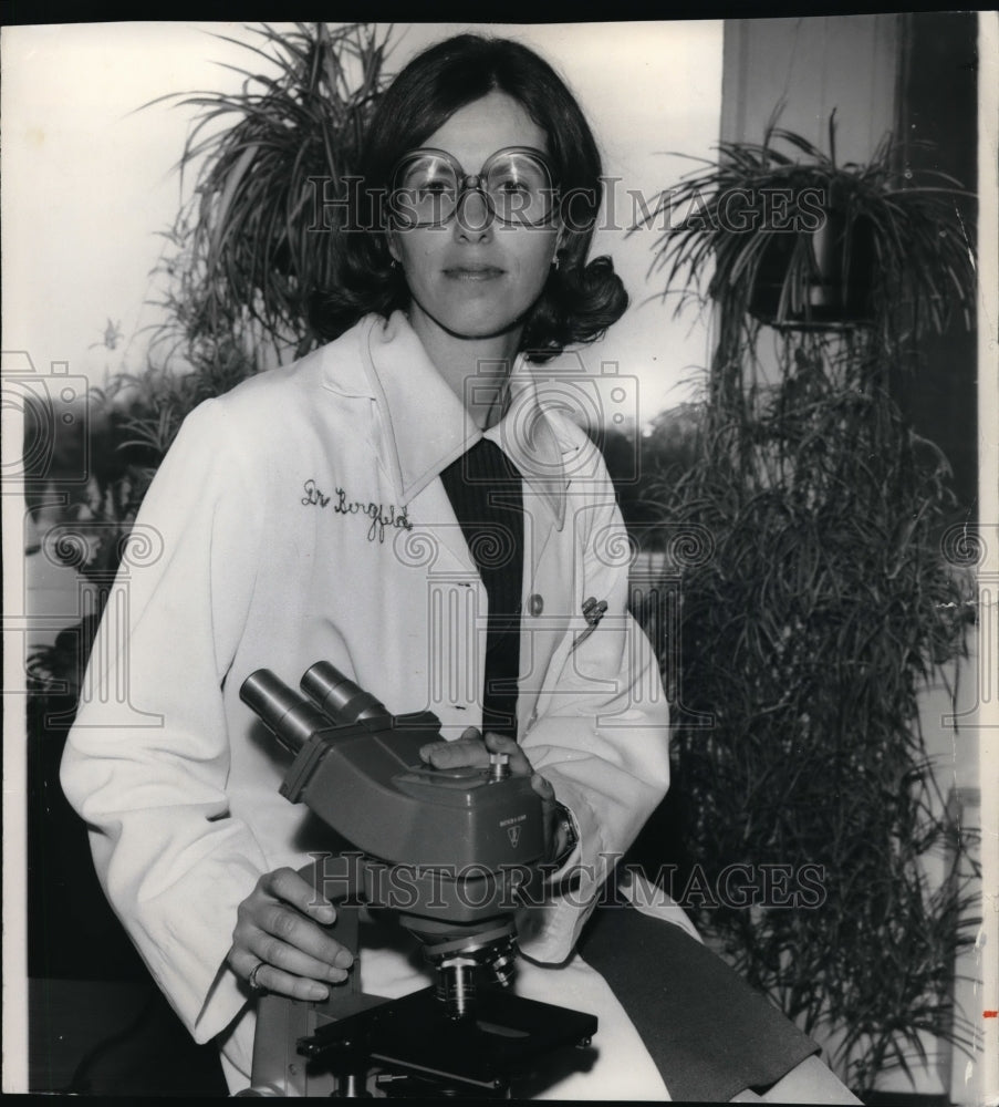 1975 Press Photo Dr Wilma Bergfield Cleveland Clinic - Historic Images