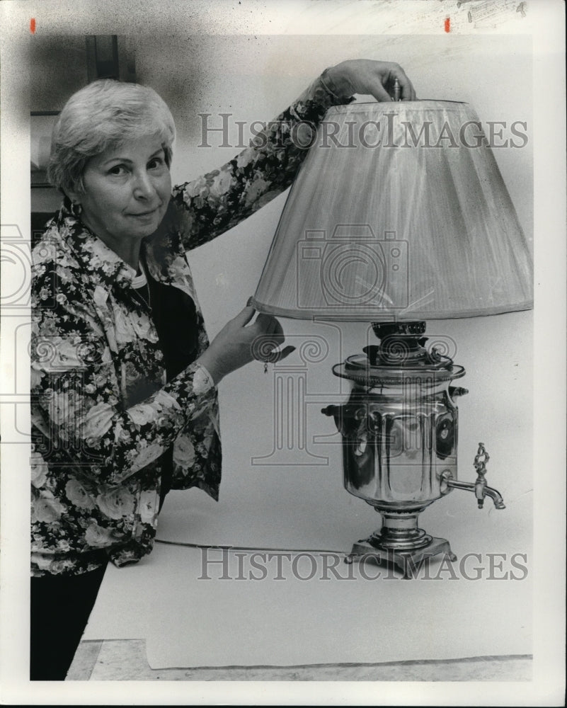 1977, Bess Bernstein specialty lamp maker - Historic Images