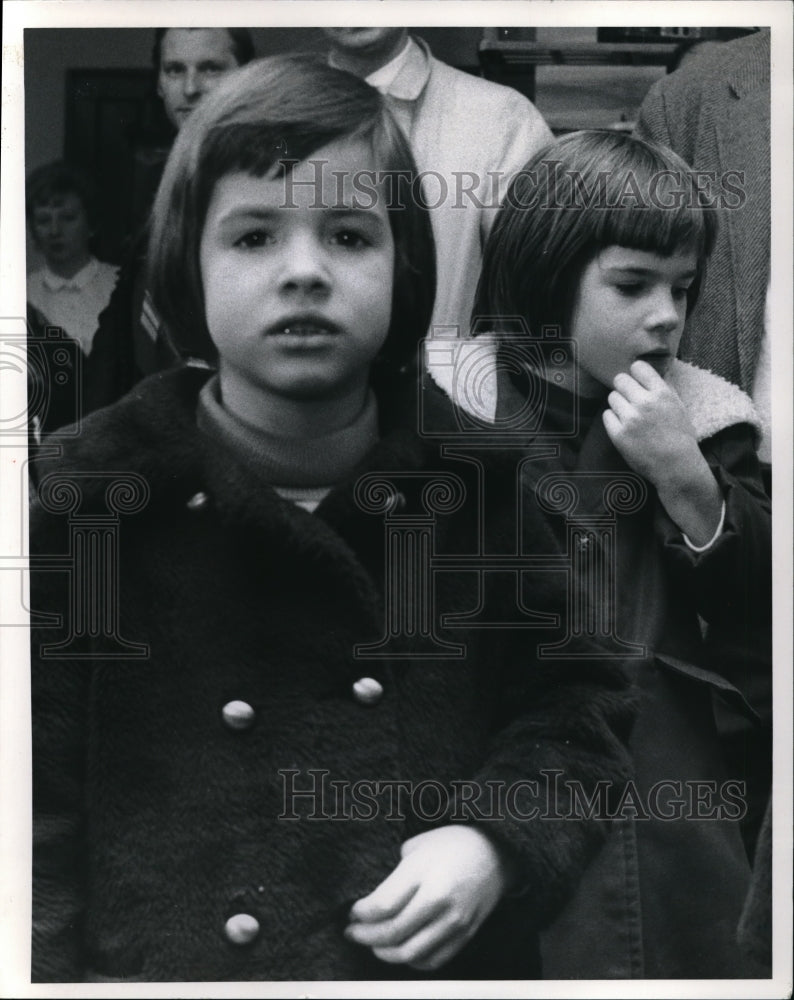 1970 Press Photo Sgt Ronald Barocz&#39;s 2 daughters arriving at Hall - Historic Images