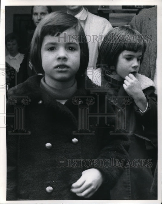 1970 Press Photo Sgt Ronald Barocz's 2 daughters arriving at Hall - Historic Images