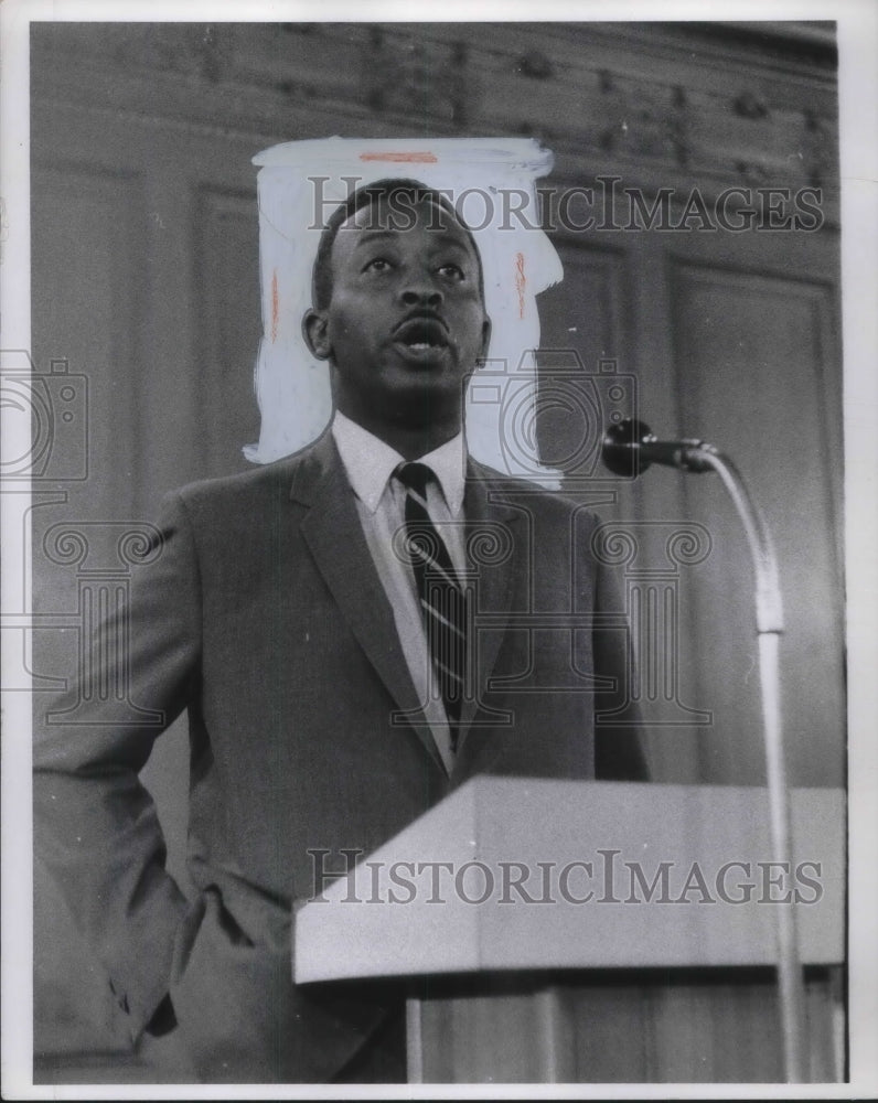 1970 Press Photo Charles Beard at Lee-Seville Housing controversy meeting - Historic Images