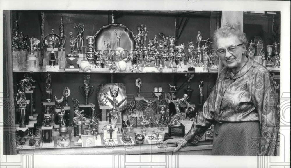 1986 Media Photo Mrs Baker &amp; collection of trophies she has made in her shop - Historic Images