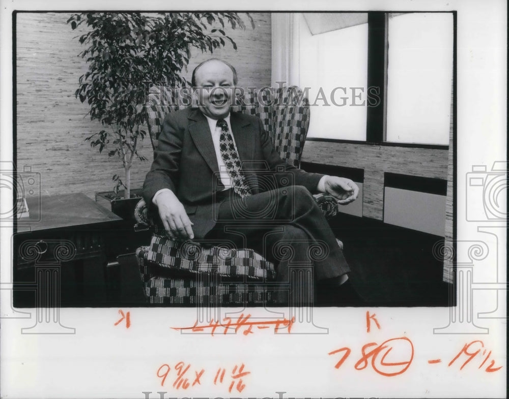 1977 Press Photo Roy Ash Office of Management and Budget in Cleveland - Historic Images