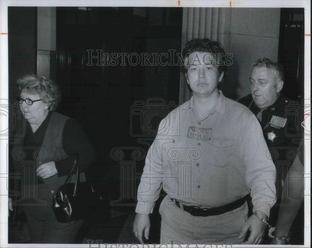 1975 Press Photo Albert M. Aubaugh III tortured by Cleveland Police - Historic Images