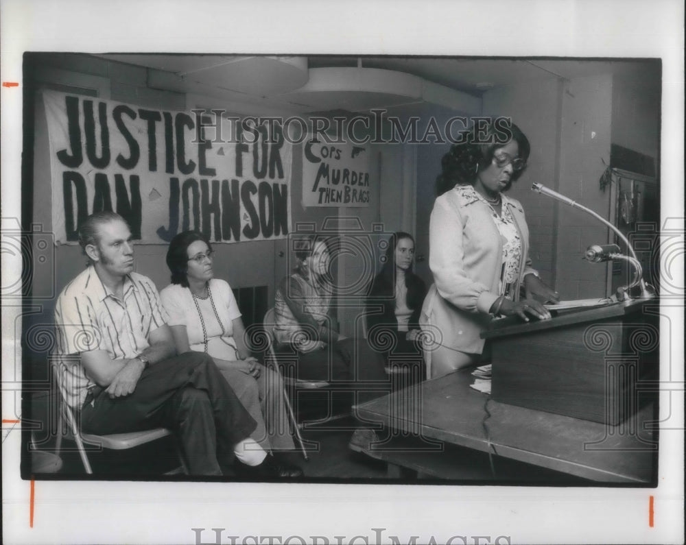 1975 Press Photo Gloria Adams Speaks at Rally protesting Daniel Lee Johnson Slay - Historic Images