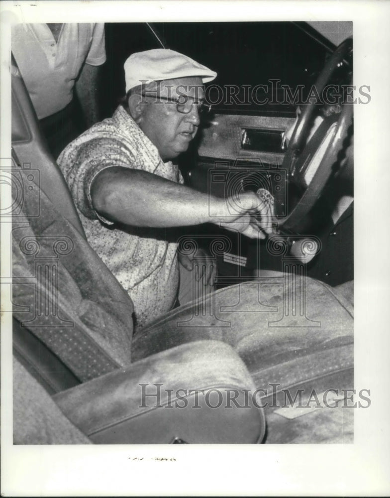 1973 Media Photo Alfred Antenucci examines his stolen auto - Historic Images