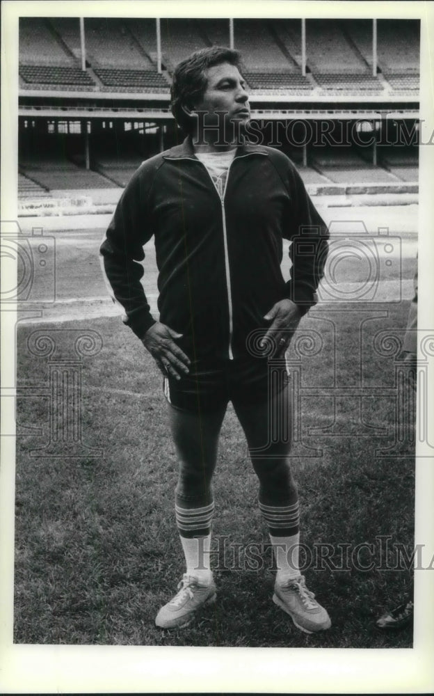 1979 Press Photo Former Governor Jerry Apodaco Working Out at Cleveland Stadium - Historic Images