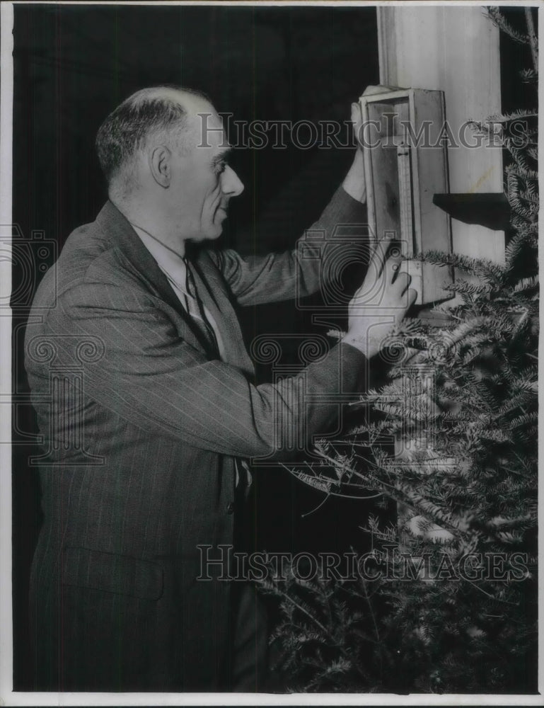 1951 Press Photo Weatherman George Andrus - Historic Images