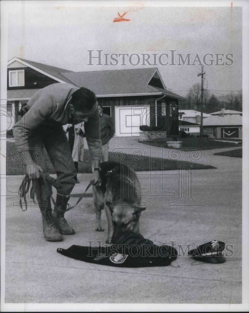 1970 Press Photo Corporal Robert PIke in Search for Sergeant Ronald Baracz - Historic Images