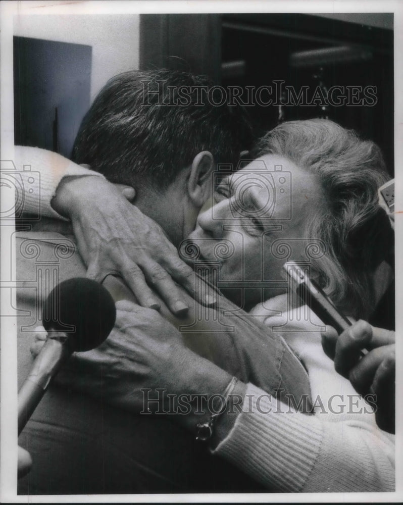 1970 Press Photo Mrs. Lois Baracz and Sgt. Ronald Barocz - Historic Images