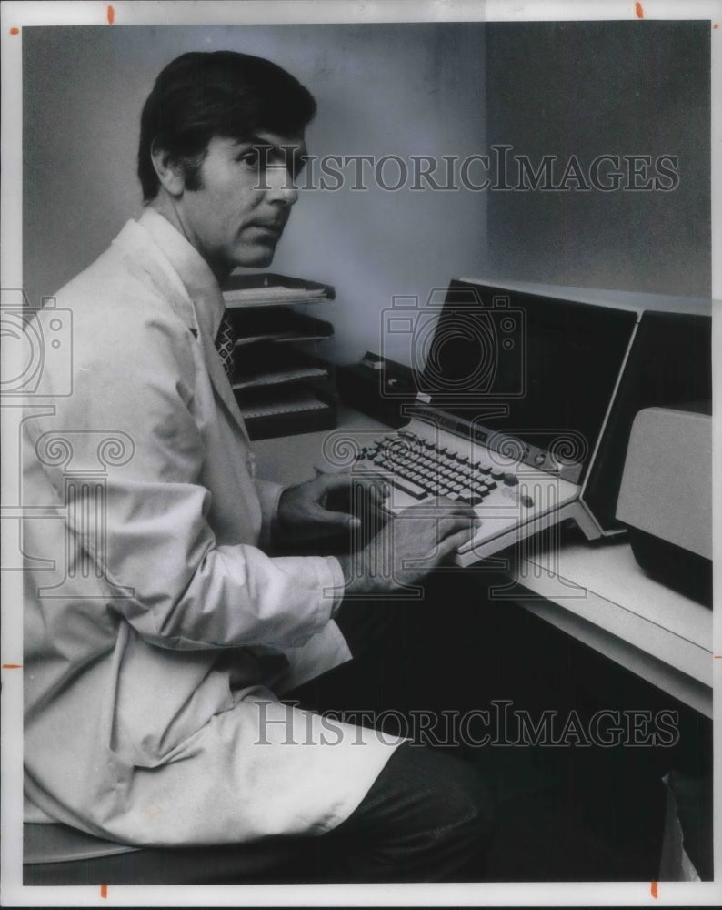 1975 Press Photo Dr. Thomas Adams of Medical Weight Control Clinic - Historic Images