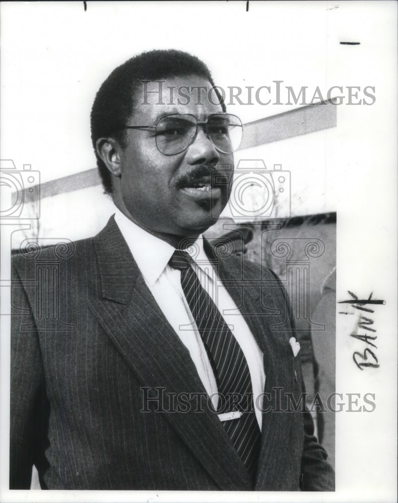 1989 Press Photo Councilman John E. Barnes at Ameritrust Bank - Historic Images