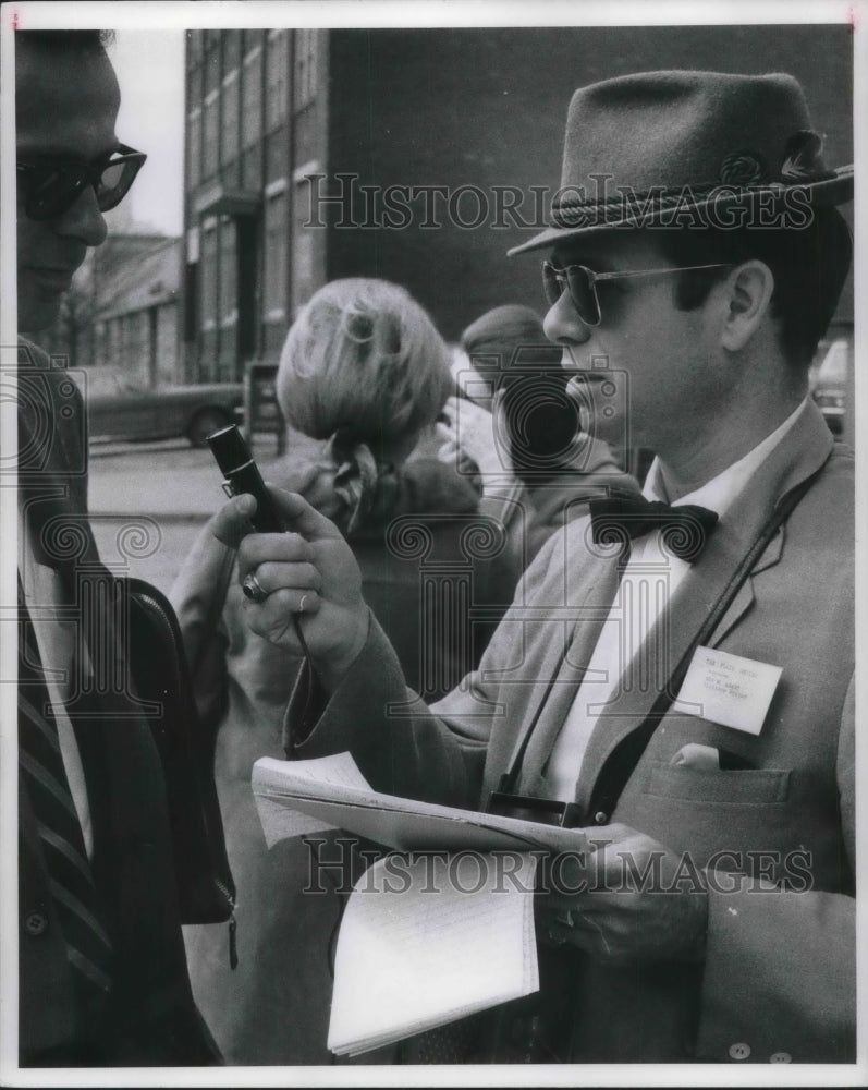 1969 Press Photo Roy Adams Military Editor The Firing Line - Historic Images