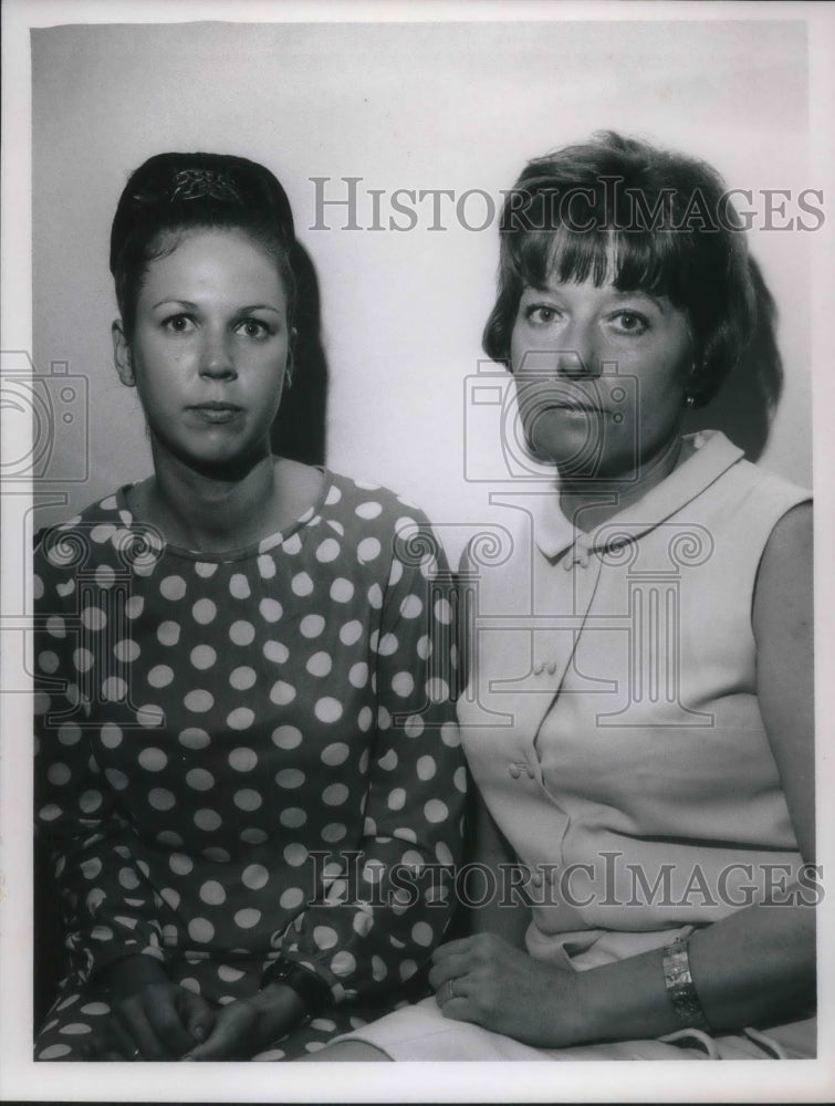 1968 Press Photo Mrs. Wanda Adams and Mrs. June Adams - Historic Images