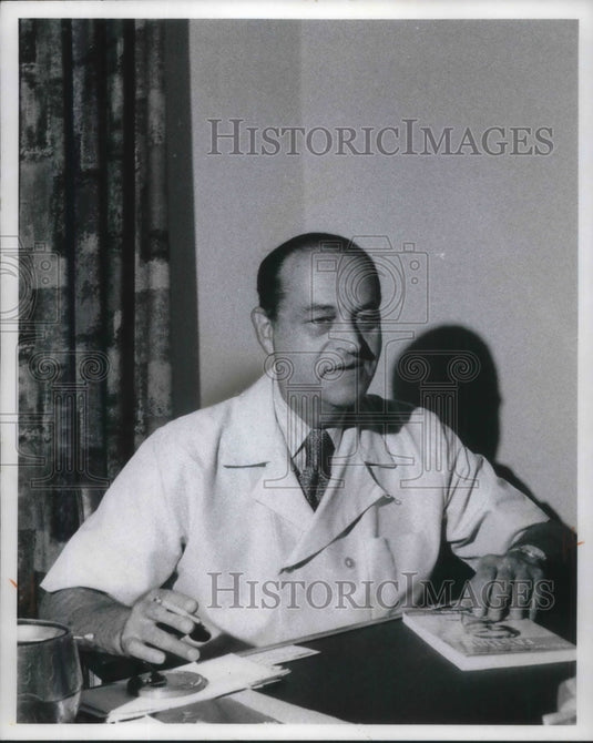 1972 Press Photo Dr Rbt V Bachman Chief GP & Director of Edu at Polytechnic - Historic Images