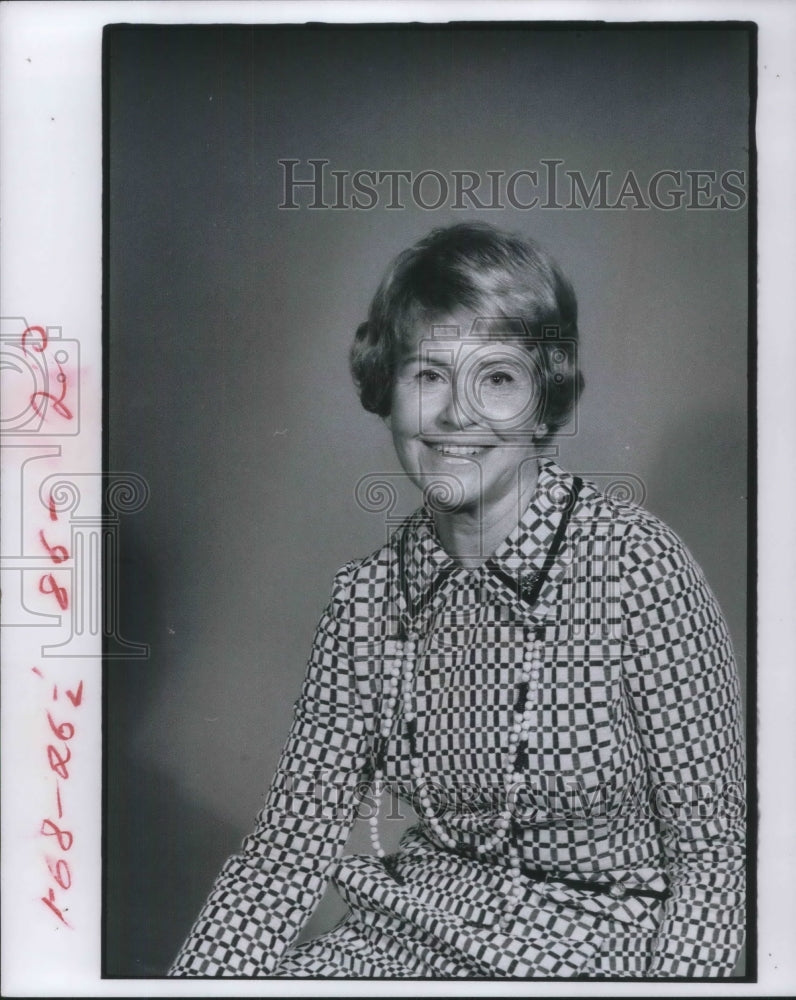 1976 Press Photo Bee Arthur Junior League's program Coordinator. - Historic Images