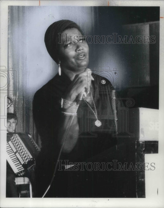 1976 Pearl Bailey fanty in Cleveland benefit for Goodwill - Historic Images
