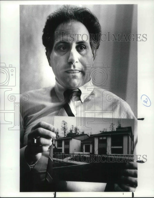 1988 Press Photo Realtor Gary Archdeacon Shows Vacation Home in Florida - Historic Images