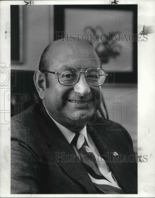 1985, Vincent Aveni pres of HGM Hilltop Realtors - Historic Images